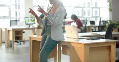 Afro-Amerikalı bir kadının işaret diliyle VR kulaklıklarını kapıp ofiste menüyü aşırdığını görmek. Teknoloji, yenilik, işbirliği, çalışma alanı, dijital, geleceksel, iletişim