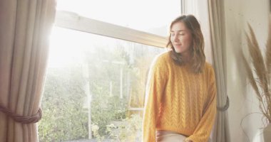 Pencereden süzülen güneş ışığı kadının başını çevirmesine, fotokopi odasındaki koltuğa ışınlanmasına neden oluyor. Samimi, samimi, doğal, sıcak, rahat, yaşam tarzı, ev