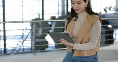 İş kadını Stylus 'la tableti tıklatıyor, bilgileri modern ofis masasında yüklüyor ve inceliyor. Teknoloji, profesyonel, modern, çalışma alanı, dijital, üretkenlik, yenilik