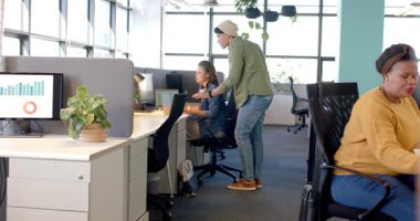 Masadaki çeşitli iş arkadaşları grafiği işaret ederek verileri tartışıyor ve kafa sallama anlaşmasını tartışıyorlar. İşbirliği, takım çalışması, modernlik, profesyonel iletişim, veri analizi, beyin fırtınası