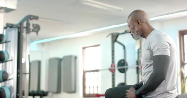 Antrenörde, antrenör güç için form tutarken stajyer spor salonunda şınav çekiyor. Jimnastik, spor, antrenman, güç, koçluk, atletizm