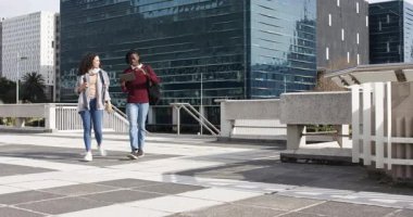 Çeşitli iş arkadaşları plaza boyunca yürüyor, tablet tıkırdatıyor, kahvelerini yudumluyor ve projeyi tartışıyorlar. Profesyonel, takım çalışması, kentsel, işbirliği, modern, iletişim, mimari