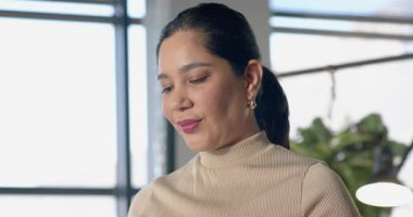 Kadın ofis çalışanı elinde akıllı telefon tutup gülmeden ve gülmeden önce ofiste mesaj okuyor. Profesyonel, gündelik, modern, yaşam tarzı, iletişim, samimi, canlı