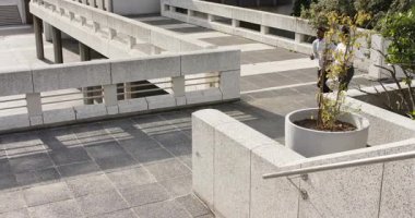 Farklı arkadaşlar terasta koşuyor, kadın giriyor, erkek takip ediyor, saksıyı geçiyor, fotokopi çekiyor. Fitness, outdoor, modern, yaşam tarzı, sağlık, atletik, aktif giyim