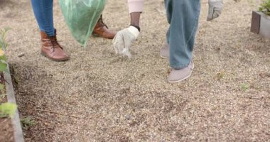 Çöpleri toplayan Afrikalı Amerikalı gönüllülerin çöpleri toplayıp bahçeyi temizlemesinden sonra. Topluluk, gönüllü, koruma, sürdürülebilirlik, açık hava, doğal, takım çalışması