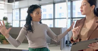 Proje fikri tartışmalara yol açtıktan sonra, çeşitli iş arkadaşları modern ofiste el kol hareketi yapıyor ve tablete dokunuyor. İşbirliği, tartışma, takım çalışması, iletişim, modern, profesyonel, çalışma alanı