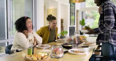 Çeşitli çiftler sunucuların gelişini alkışlıyor. Yemek odasındaki çatal bıçaklara uzanıyorlar. Yemek, kutlama, misafirperverlik, modern, keyiflilik, organik, yaşam tarzı