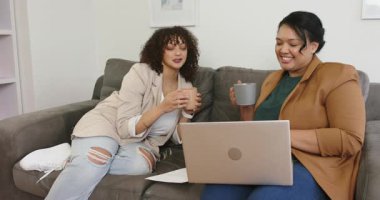 Fincanlardan yudumlayan ve dizüstü bilgisayar ve kağıtlarla projeyi inceleyen çeşitli bayan meslektaşlar. İşbirliği, arkadaşlık, gündelik, modern, iletişim, beyin fırtınası, gayri resmi