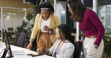 Fare çeşitliliğine tıklayan çeşitli iş arkadaşları yapışkan notlar paylaşıyor, fikirler yazıyor ve ofiste kafa sallıyorlar. İşbirliği, takım çalışması, beyin fırtınası, ofis, teknoloji, profesyonel iletişim