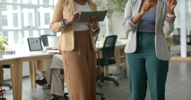 Afro-Amerikalı meslektaşlar kayıt tabletleriyle demo yaparken, bir tanesi VR kulaklıklarıyla ofiste el kol hareketi yapıyor. İşbirliği, yenilik, fütüristik, dijital, işyeri, teknoloji, takım çalışması