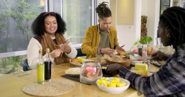 Çeşitli arkadaşlar önce masada turunçgilleri soyuyorlar, ekmek dilimliyorlar, salata yerleştiriyorlar ve brunch 'a katılıyorlar. Yemek, yemek, taze, keyifli, içsel, sosyal, gündelik