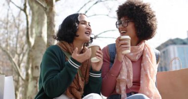 Kağıt bardaktan bir yudum, parktaki bankta dinleyen çeşitli bayan arkadaşlar arasında muhabbet başlatır. Arkadaşlık, gündelik, açık hava, sosyal, canlı, konuşkan, yaşam tarzı