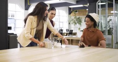 Muhtelif iş arkadaşları ofisteki telefonları kontrol ediyor, iş arkadaşları tepsi getiriyor ve basından kahve dolduruyor. İşbirliği, takım çalışması, gündelik, modern, iletişim, durağan, iç mekan
