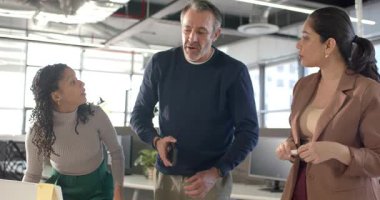 Çeşitli iş arkadaşları ofisteki akıllı telefon sinyaline tepki göstererek, proje hedeflerini belirlemek için notlara işaret ediyorlar. İşbirliği, takım çalışması, iletişim, modernlik, iş dünyası, beyin fırtınası, verimlilik