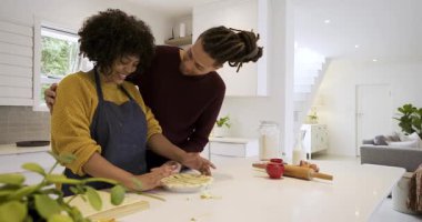 Mutfak adasında pasta kafesi ören bir çift, tatlı için kollarını sıvayan bir adamı takip ediyor. Pişirme, hamur işi, aşçılık, yerli, takım çalışması, rahat, modern