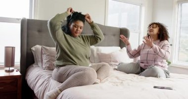 Akıllı telefon melodisi, farklı kadın arkadaşların saç bağlayıp yatak odasında sallanmaları. Arkadaşlık, etkileşim, rahatlama, rahatlık, konfor, bağlantı, anlamlı