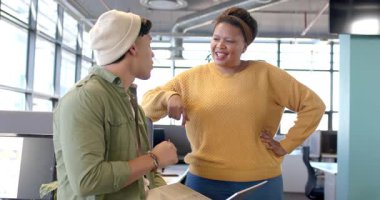 Yönetici, çeşitli iş arkadaşlarının notlar yazmasını, ofisteki dizüstü bilgisayarlarda rapor yazmasını istedi. İşbirliği, takım çalışması, üretkenlik, modern, profesyonel, iletişim, çalışma alanı