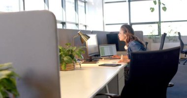 Spor ceket giyen orta yaşlı bir kadın görüldü. Not defteri, ofis masası fotokopi alanı. Üretim, konsantrasyon, çalışma alanı, teknoloji, gündelik, girişim, modernite