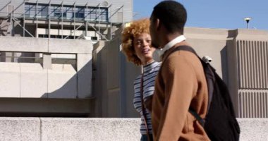 Sağdan gelen çeşitli arkadaşlar yaya yolunda yürüyüp kaykaylı binaları keşfediyorlar. Kentsel, dostluk, eğlence, modern, yaşam tarzı, mimari, canlılık