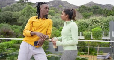 Çeşitli arkadaşlar akıllı telefonu çekiyor, içeriklerini gösteriyor ve balkonda havuz kenarında smoothie yudumluyorlar. Açık hava, boş zaman, iletişim, akıllı telefon, gündelik, modern, yaşam tarzı