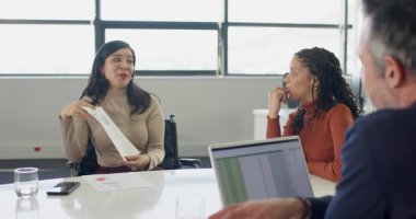 Çeşitli iş arkadaşları sunucu kaldırma raporunu takip ediyor ve ofiste bir tartışma başlatıyorlar. İşbirliği, takım çalışması, iş, sunum, analiz, iletişim, profesyonel