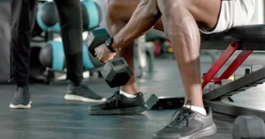 5 kiloluk dambıl, spor salonunda biseptik kuvvet için vaaz veren Afrikalı Amerikalı adam. Spor, güç, antrenman, spor, spor, atletik, kararlılık