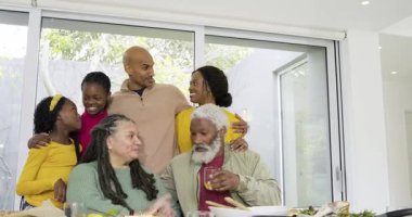 Yemekten sonra, çeşitli aile tablolarını çekerken evde meyve suyunu yudumluyor. Aile, kutlama, birliktelik, yaşam tarzı, modern, samimi, mutluluk