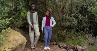 Muhtelif çiftlerin orman yolunda yürüdüğünü gördüm. Kaya üzerinde el ele otururken kütük taşıyorlardı. Macera, arkadaşlık, keşif, doğal dinginlik, açık hava, bağlantı