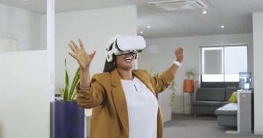 VR 'ın aktif hale getirdiği kadın arayüzü ofiste gösteriyor ve temizliyor. Seviye tamamlanmasını kutluyorlar. Fütüristik, teknoloji, yenilik, işbirliği, çalışma alanı, canlı, enerjik