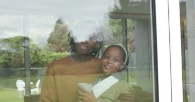 Cam kapıda Afrika kökenli Amerikalı bir çift bardak yudumluyor ve gökyüzünün yansımasına hayran kalıyorlar. Romantik, mahremiyet, sükunet, şehir dışı, yaşam tarzı, rahat, yansıma