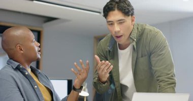 Muhtelif iş arkadaşları masa başına eğilip, ofisteki dizüstü bilgisayardaki konsepti ve kılavuz incelemesini açıklar. İşbirliği, takım çalışması, modernlik, iletişim, yaratıcı, profesyonel, yenilik