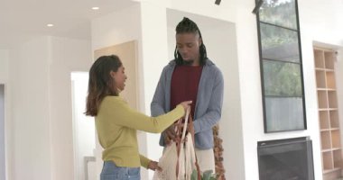 Çeşitli çiftler eve çanta ve çantalarla giriyor sebzeleri açıyor sarılıyor ve tavsiyelerini paylaşıyorlar. Romantik, bağlantı, modern, yaşam tarzı, şefkat, şefkat, gelişigüzel