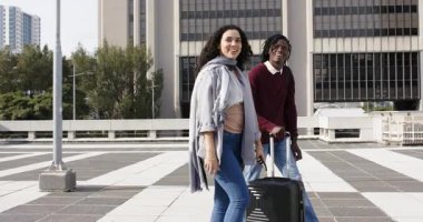 Akıllı telefonlardan anladığım kadarıyla siyah adam bavulunu terasta gezdiriyor. Kentsel, seyahat, arkadaşlık, gündelik, yaşam tarzı, modern, iletişim