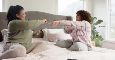 Çeşitli kadın arkadaşların yumruklaşması yatak odasındaki yatakta akıllı telefonla oyunu işaret ederek dans etmeye başlar. Dost canlısı, arkadaş canlısı, gevşemiş, neşeli, hayat dolu, boş vakit geçirmiş.