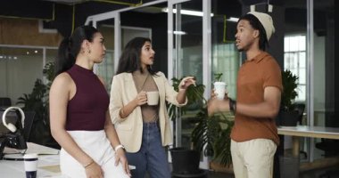 Çeşitli iş arkadaşları kahve molası veriyor, büyümeyi tartışıyor, dinlenme odasında el kol hareketi yapıyor ve gülüyorlar. İşbirliği, iletişim, takım çalışması, gündelik, modern, enerjik, üretken