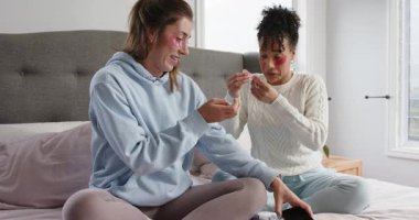 Çeşitli bayan arkadaşlar göz altı pembelerini açıyor ve yatak odasında kendilerine bakmaları için uyguluyorlar. Özbakım, arkadaşlık, rahatlama, sağIık, rahat, rahat, güzellik.