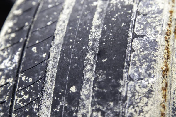 リサイクルする古い車の車輪の詳細 環境や気候変動の破壊 — ストック写真