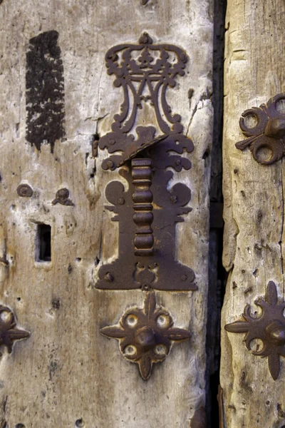 Detail Van Oude Middeleeuwse Deur Versierd Met Metaal — Stockfoto