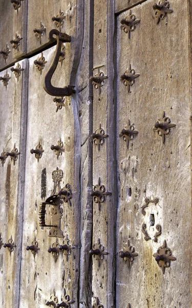 Dettaglio Della Vecchia Porta Medievale Decorata Con Metallo — Foto Stock