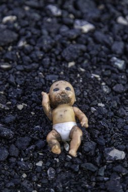 Çöpteki eski ve kirli oyuncakların ayrıntıları