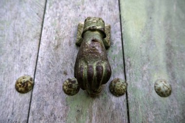 Paslı kapı, inşaat ve mimaride demir kilit