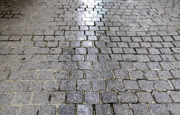 在城市寒冷的雨天 鹅卵石地板的细节 — 图库照片