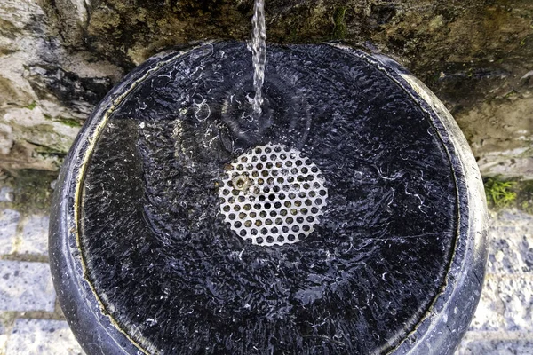 Detail Des Trinkwassers Einem Brunnen Der Stadt — Stockfoto