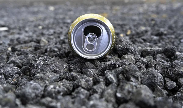 Dettaglio Birra Vuota Può Gettato Nella Spazzatura Inquinamento Ambientale — Foto Stock