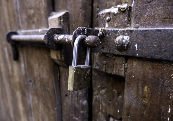Detalhe Objeto Para Proteção Segurança Uma Antiga Porta Abandonada — Fotografia de Stock