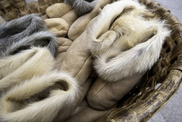 动物毛皮手工拖鞋的细部 用于寒冷的冬季 — 图库照片
