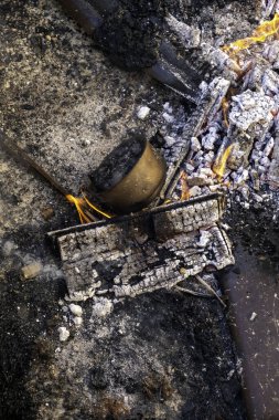 Ateşle, ateşle ve yıkımla yanan odunların ayrıntıları.