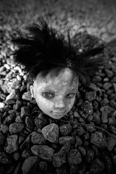 Λεπτομέρεια Από Παλιά Ανατριχιαστική Κούκλα Πέταξε Στα Σκουπίδια — Φωτογραφία Αρχείου