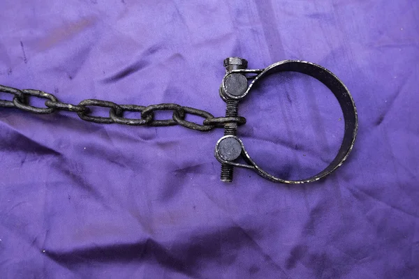 带镣铐的铁手铐中世纪的酷刑审问 — 图库照片