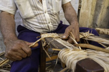 El işçiliği ve sandalye imalatının detayları.